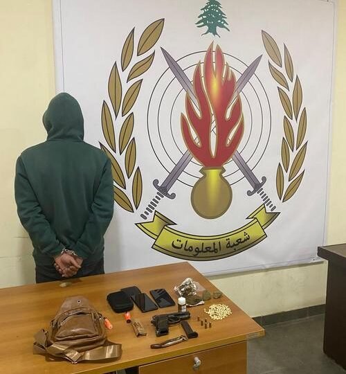 يروّج موادَ مخدّرة في مناطق ضمن محافظة عكّار وشعبة المعلومات أوقفته وضبطت بحوزته كميّة منها.