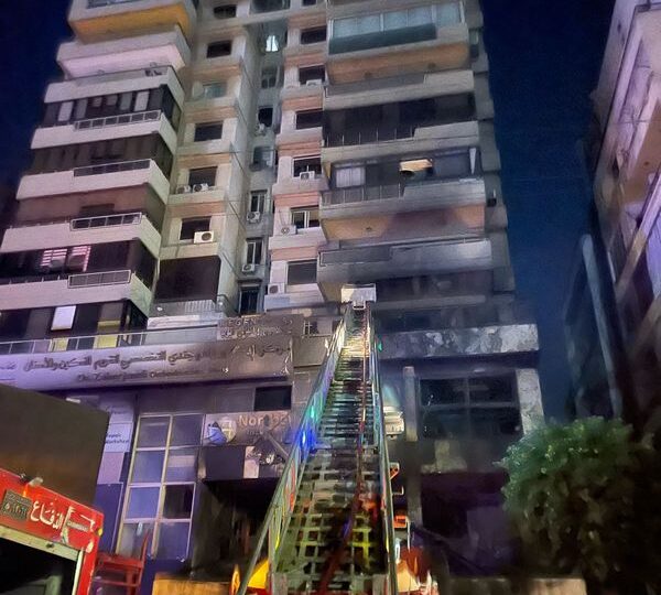 انتهاء عمليات اطفاء الحريق الكبير في مبنى سكني وتجاري في طرابلس.