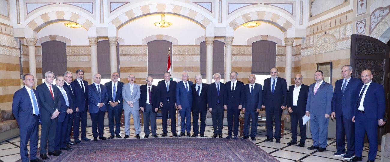 اجتمع رئيس مجلس الوزراء الدكتور نواف سلام مع وفد من الهيئات الاقتصادية برئاسة الوزير السابق محمد شقير