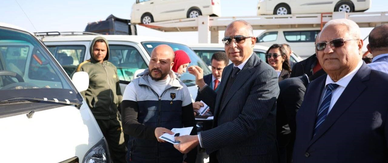 البنك الزراعي المصري يسلم 78 سيارة ميكروباص ضمن مبادرة إحلال السيارات بمحافظة المنيا