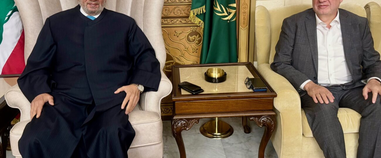 استقبل مفتي الجمهورية اللبنانية الشيخ عبد اللطيف دريان في دار الفتوى عضو المجلس الشرعي الإسلامي الأعلى نزيه حمد الذي وضعه في أجواء الزيارة التي قام بها إلى مصر