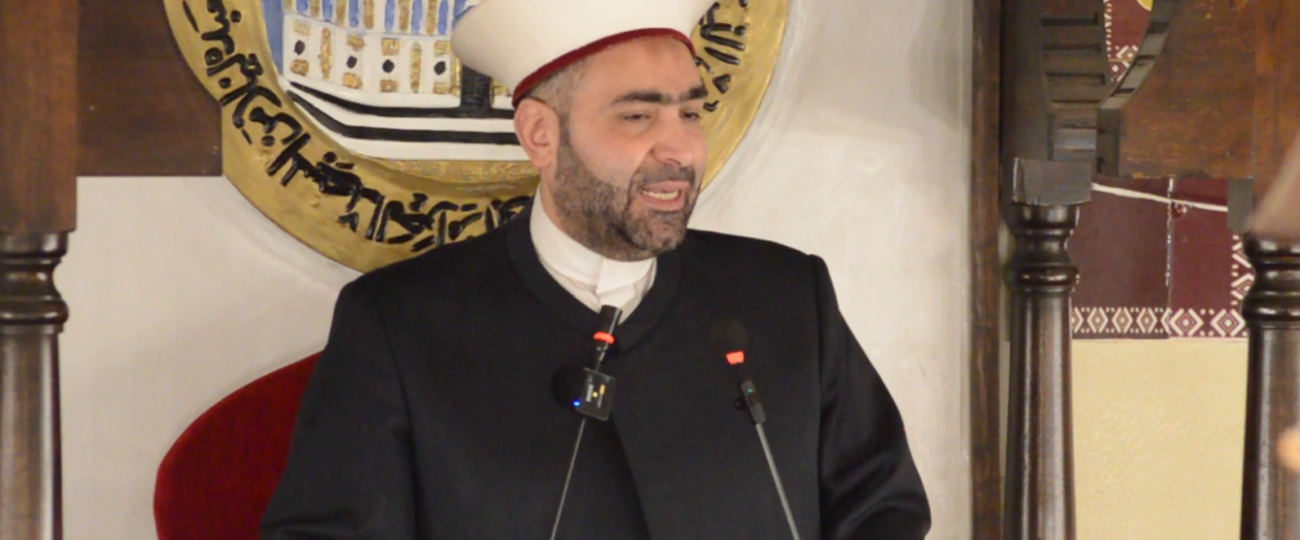 الشيخ الدكتور أحمد القطان رئيس جمعية ” قولنا والعمل ” خلال موقفه السياسي الأسبوعي