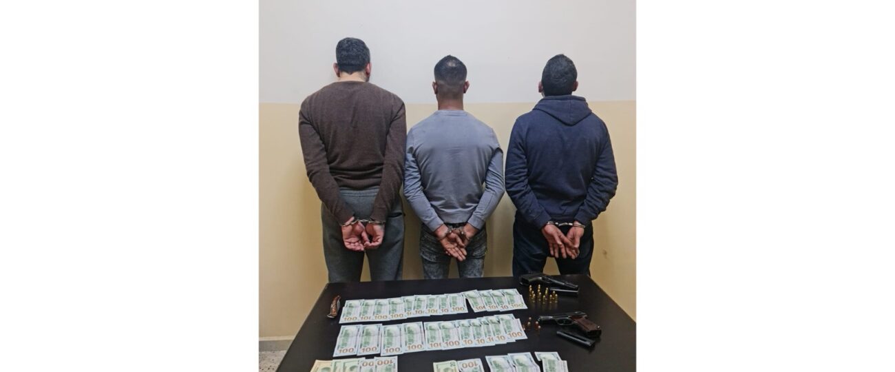 سطَوا على فيلا وضربوا صاحبها وسرقوا مالاً ومصاغاً ذهبياً وسيارة، وشعبة المعلومات تكشف هويتهم وتوقفهم  بأقل من 48 ساعة