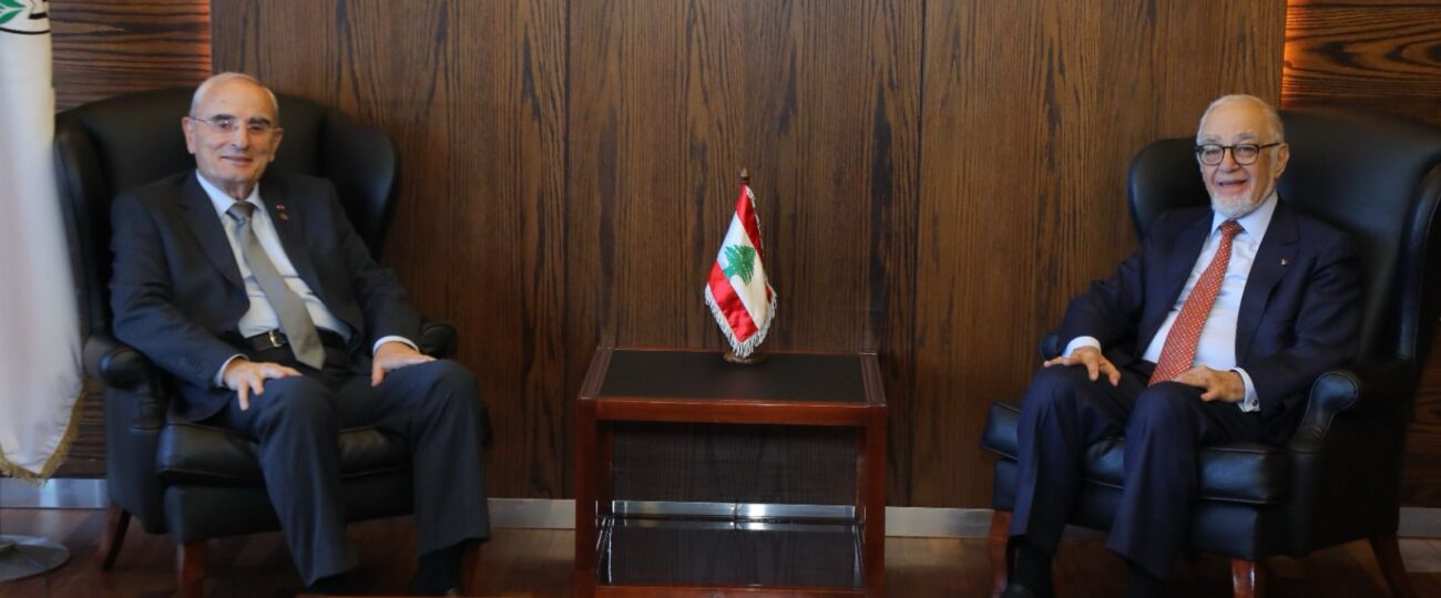 وزير الدفاع تابع التطورات الميدانية على الحدود الشمالية الشرقية  وعرض مع زواره شؤونا دبلوماسية وسياسية وقضائية