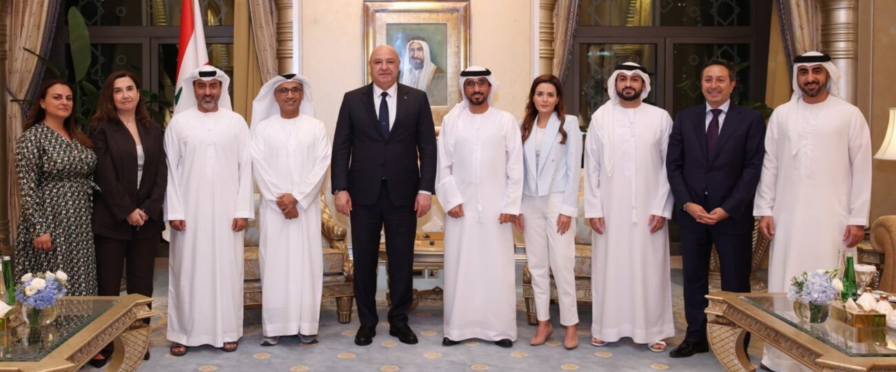الرئيس عون التقى السفير  دندن والعاملين في السفارة في ابو ظبي وتحدث مع رؤساء تحرير الصحف الاماراتية