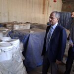 الصدي تفقد معمل الزوق وعاين المواد الكيميائية التي يعمل على ترحيلها