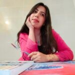 الفنانة التشكيلية سناء قرواش.. حين يُصبح اللون اعترافًا واللوحة ملاذًا للروح