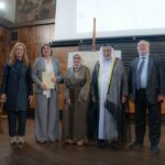 حاكم الشارقة يهدي جامعة القلب المقدس الكاثوليكية في ميلانو مخطوطاً تاريخياً نادراً وكتاب “مرسوم بابوي”