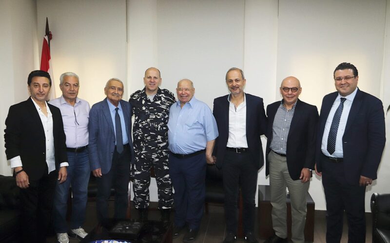 زار وفد من جمعية تجار كورنيش المزرعة برئاسة الحاج عفيف كشلي، صباح اليوم، قائد شرطة بيروت العميد عماد الجمل
