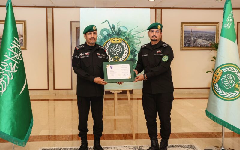 معالي رئيس الحرس الملكي  يتسلم شهادة الاعتماد الأكاديمي العسكري الكامل