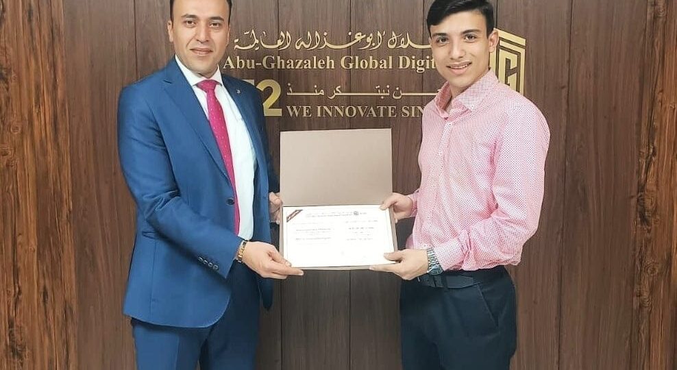 أبوغزاله العالمية تحتفل بتخريج اول طالب فلسطيني في لبنان ضمن برنامج منحة المليون
