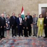 الرئيس عون يستقبل وفد مهرجان “الزمن الجميل”: تكريم عمالقة الفن واجب وطني