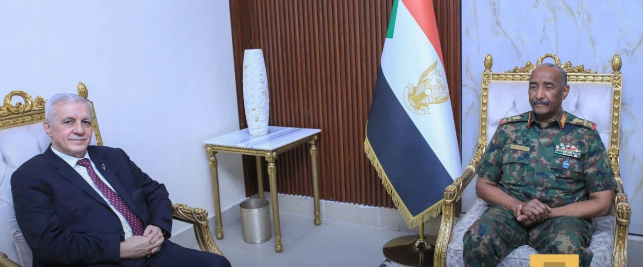 رئيس مجلس السيادة يلتقي السفير الفلسطيني بمناسبة إنتهاء فترة عمله بالسودان