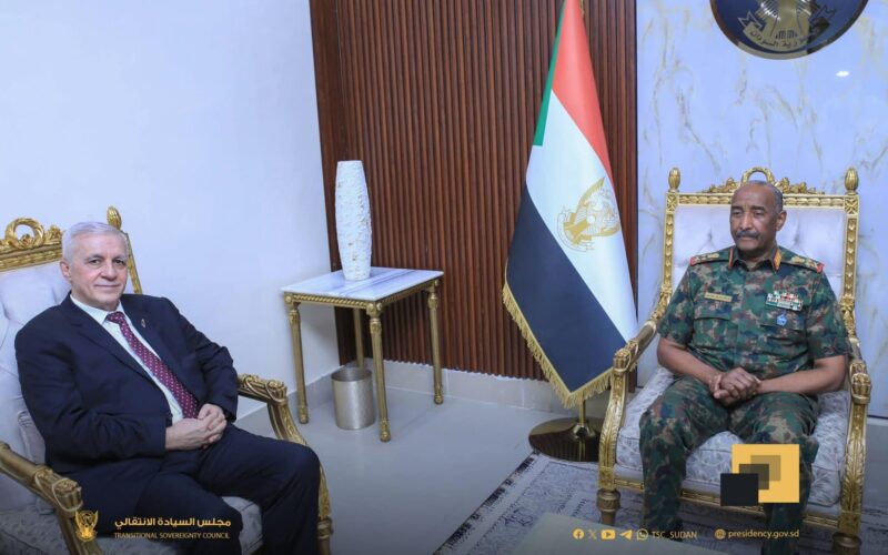 رئيس مجلس السيادة يلتقي السفير الفلسطيني بمناسبة إنتهاء فترة عمله بالسودان