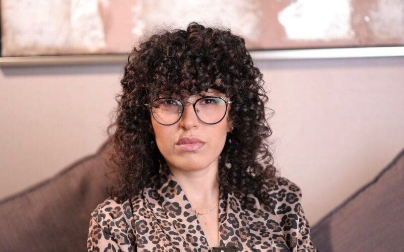 من قلب الموضة إلى باب منزلك..سانتا داوود تُحدث ثورة في عالم التجميل!