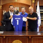 نادي الأنوار يقدّم كأس المركز الثاني وقميص الفريق الى باخوس
