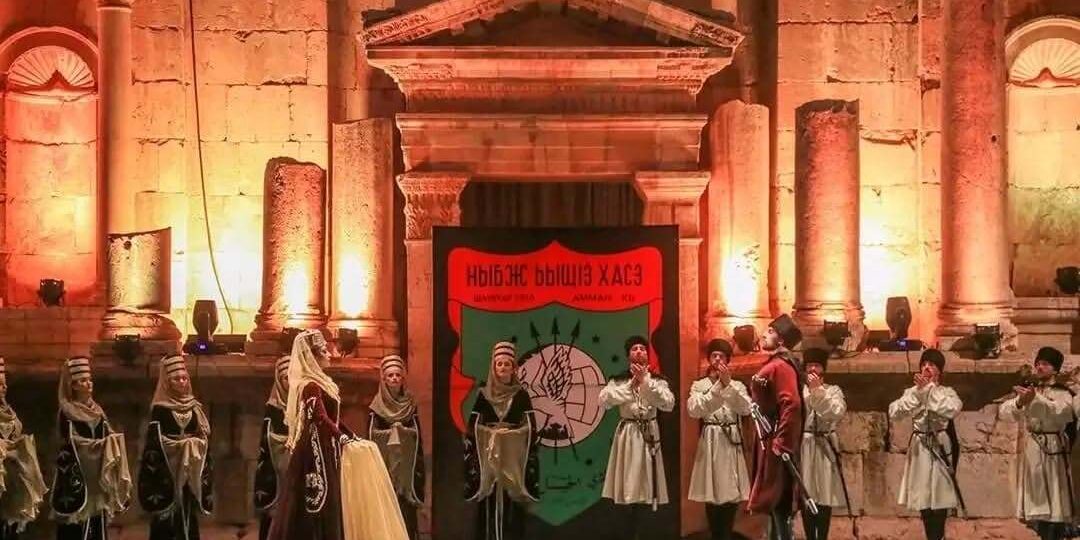 فرقة “نادي الجيل” تقدم فلكلور وتراث الشركس على المسرح الجنوبي