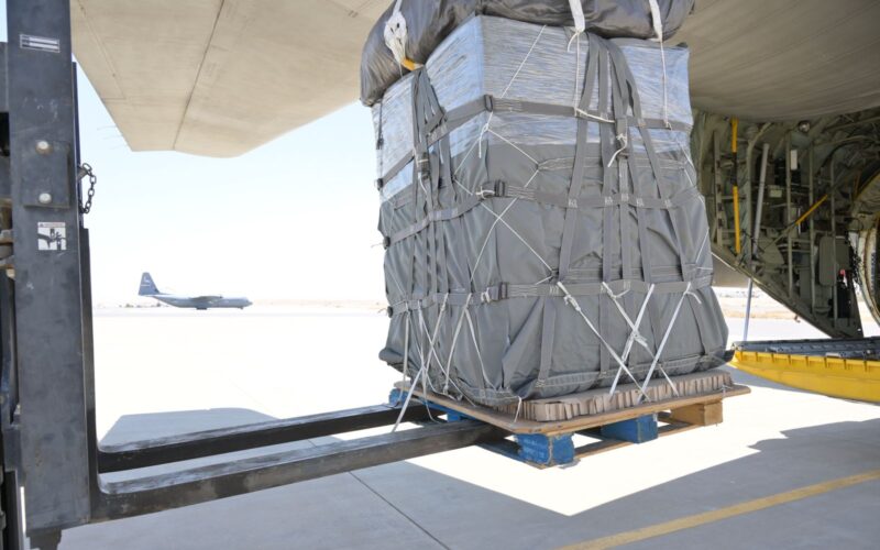 الإمارات تواصل إسقاط المساعدات لليوم الثاني على التوالي فوق غزة ضمن عملية “طيور الخير”