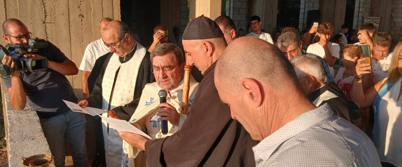 تمثال مار شربل يلامس السماء في ديربلا… ونداء المطران: “افتحوا قلوبكم”