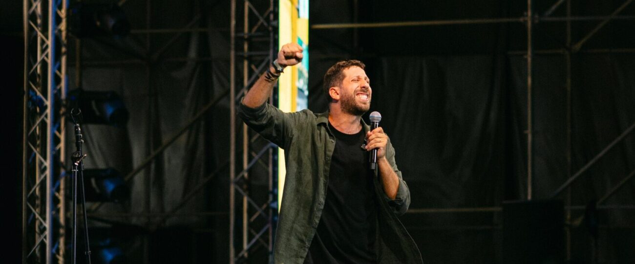 جون أشقر يُشعل أجواء “أعياد بيروت” بجرعة مضاعفة من الضحك!