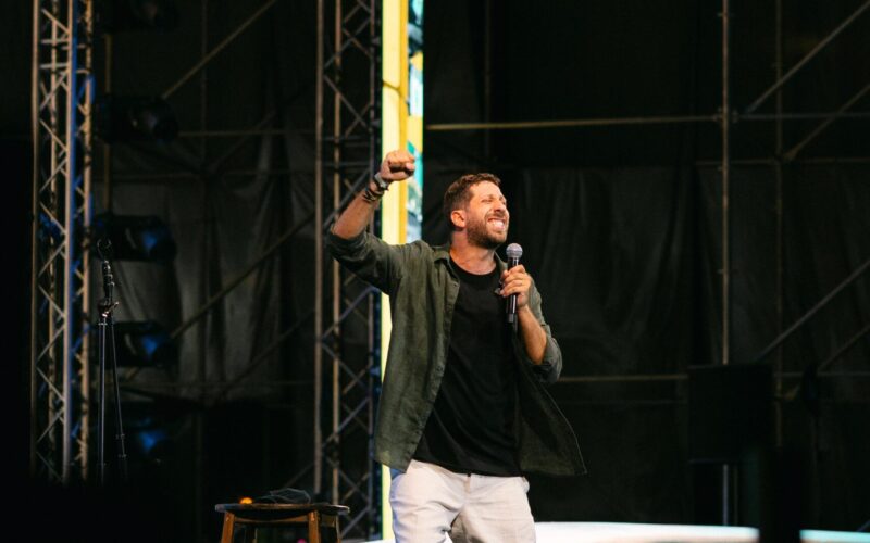 جون أشقر يُشعل أجواء “أعياد بيروت” بجرعة مضاعفة من الضحك!