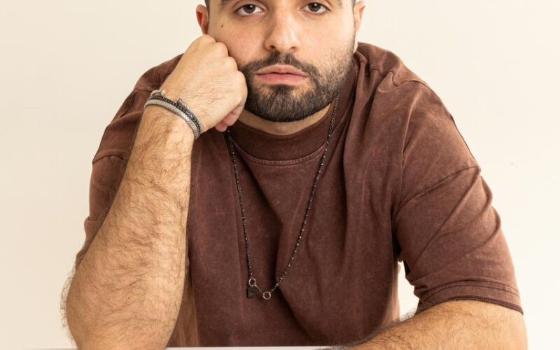 أوليفر قزي يطلق “فينا” مع أنطوني من فرقة “أدونيس” في عمل يجمع الموسيقى بالروح