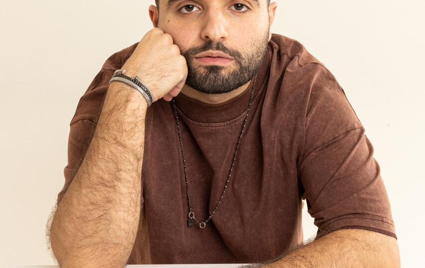 أوليفر قزي يطلق “فينا” مع أنطوني من فرقة “أدونيس” في عمل يجمع الموسيقى بالروح