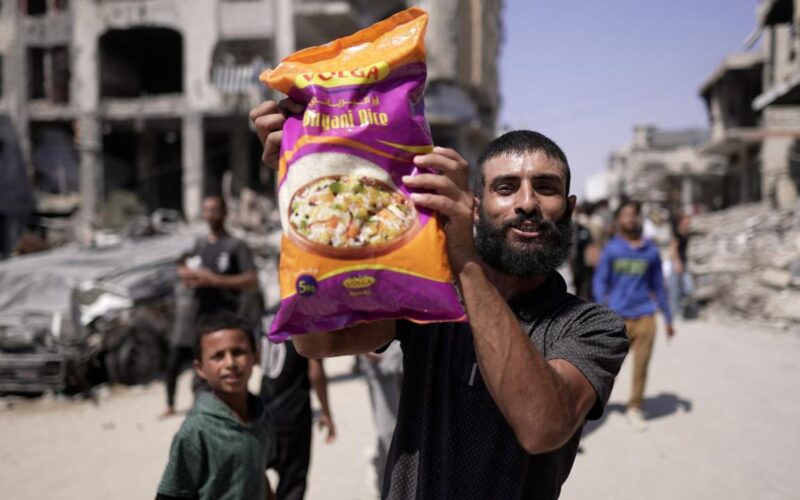 الإمارات تنفذ عملية الإسقاط الجوي الـ 54  فوق غزة ضمن عملية طيور الخير بالتعاون مع الأردن