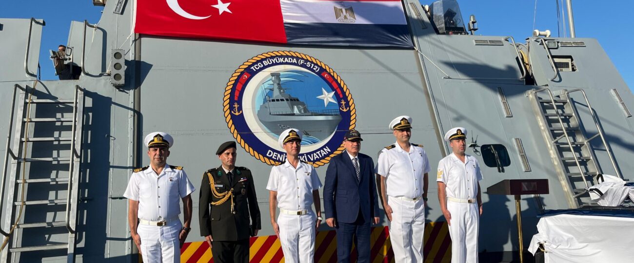السفينة الحربية التركية بويوكادا تزور ميناء الإسكندرية البحري.