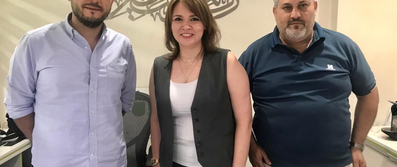 الصيدلي عمر مرجان يستقبل المهندسة آية البلولي