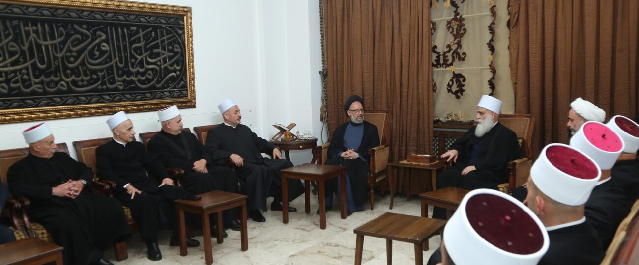 العلامة فضل الله واصل استقبال المعزين برجيل والدته وعلى رأسهم شيخ العقل ابي المني