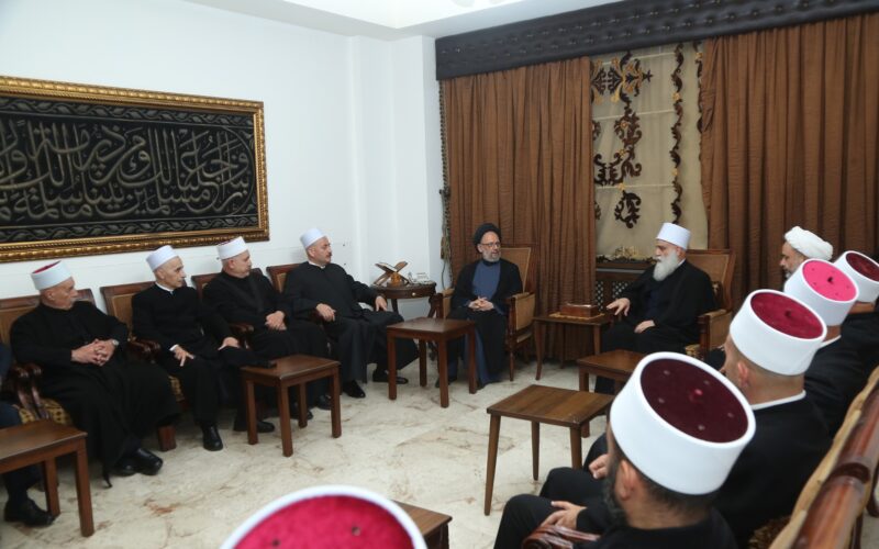 العلامة فضل الله واصل استقبال المعزين برجيل والدته وعلى رأسهم شيخ العقل ابي المني
