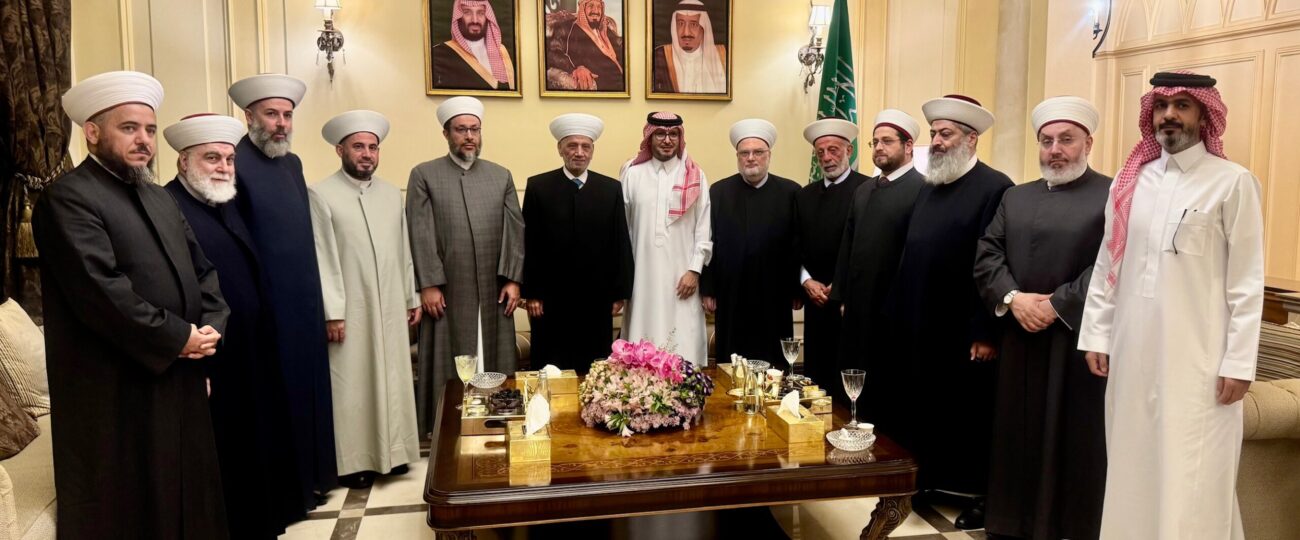 “مفتي الجمهورية والمفتون في مأدبة عشاء بدعوة من السفير السعودي بخاري: تأكيد على الثوابت الوطنية والإسلامية ودعم مساعي إنقاذ لبنان”