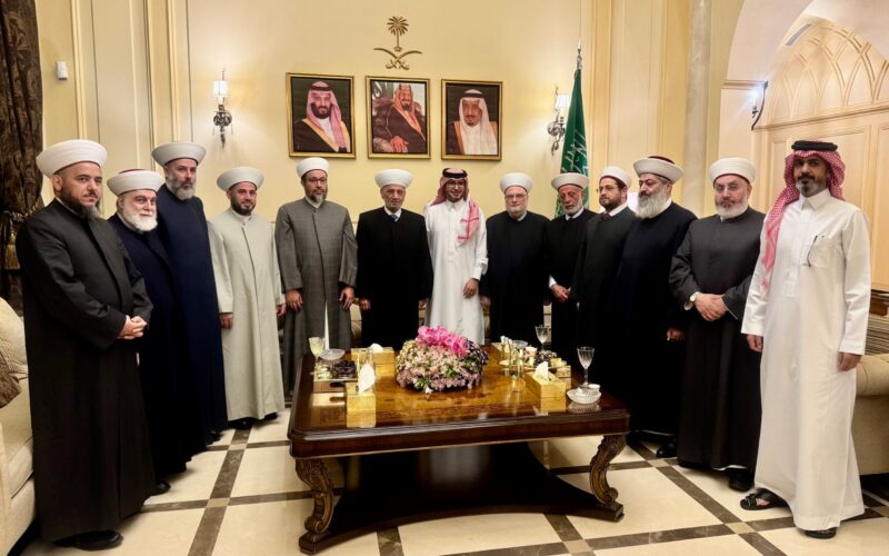 “مفتي الجمهورية والمفتون في مأدبة عشاء بدعوة من السفير السعودي بخاري: تأكيد على الثوابت الوطنية والإسلامية ودعم مساعي إنقاذ لبنان”