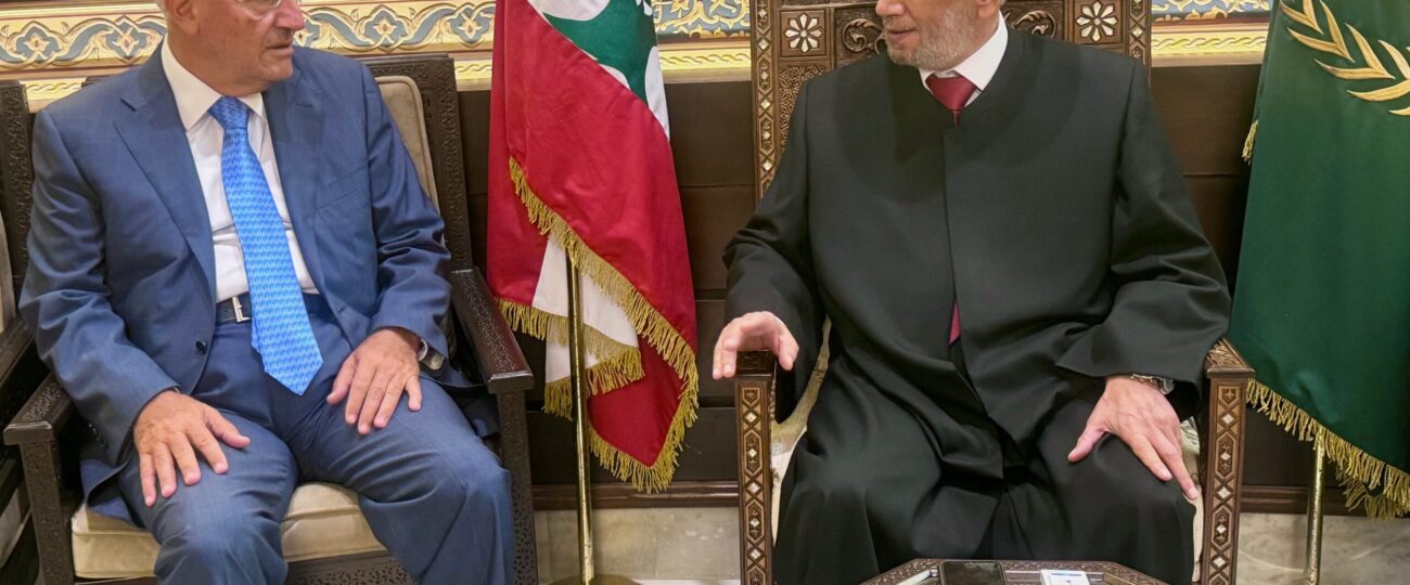 استقبل مفتي الجمهورية اللبنانية الشيخ عبد اللطيف دريان في دار الفتوى الوزير السابق غازي العريضي