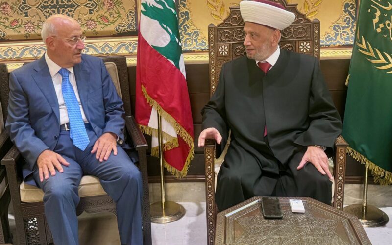 استقبل مفتي الجمهورية اللبنانية الشيخ عبد اللطيف دريان في دار الفتوى الوزير السابق غازي العريضي