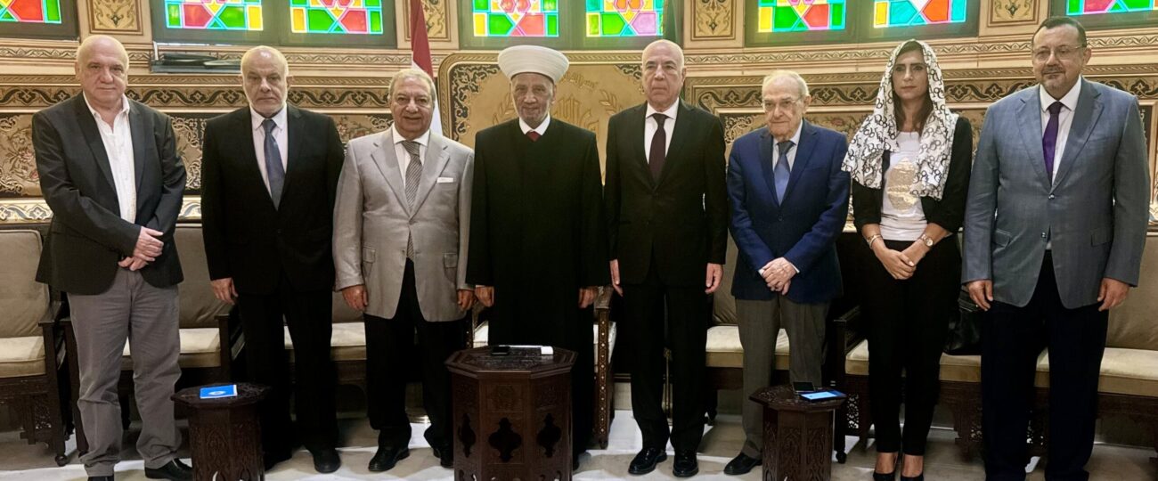 استقبل مفتي الجمهورية اللبنانية الشيخ عبد اللطيف دريان في دار الفتوى وفد نقابة الصحافة اللبنانية