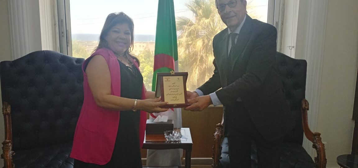 قامت رئيسة جمعية قلب العطاء، السيدة رئيفة الداعوق، على رأس وفد من الجمعية، بزيارة إلى السفارة الجزائرية في لبنان، حيث كان في استقبالها عدد من المسؤولين والدبلوماسيين الجزائريين.