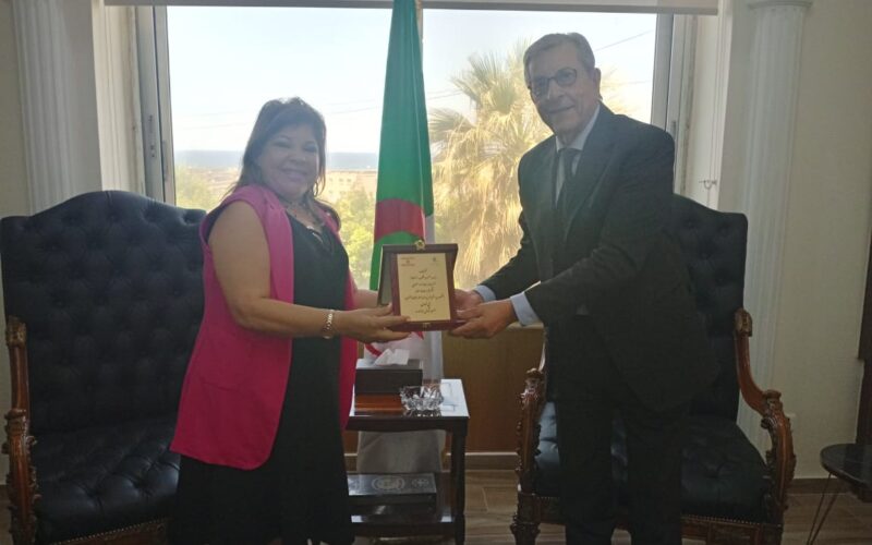 قامت رئيسة جمعية قلب العطاء، السيدة رئيفة الداعوق، على رأس وفد من الجمعية، بزيارة إلى السفارة الجزائرية في لبنان، حيث كان في استقبالها عدد من المسؤولين والدبلوماسيين الجزائريين.