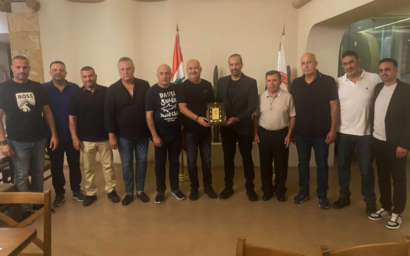 طائرة: توقيع اتفاقية بين الكواري والقاصوف لاستضافة “شاطئية غرب آسيا” في ايلول بالبترون