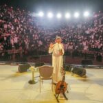 خالد عبد الرحمن يتناوب أغانيه مع جمهوره العربي الذي ملأ مدرجات الجنوبي