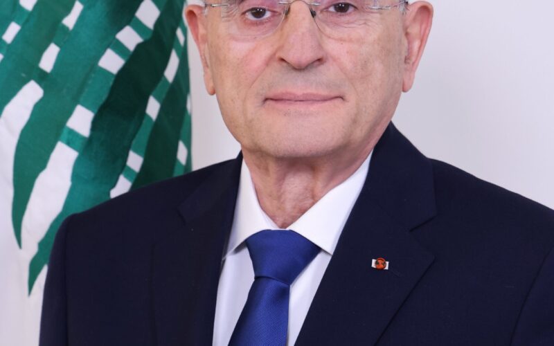 وزير الدفاع الوطني يتصل بقائد الجيش بالنيابة معزيًا